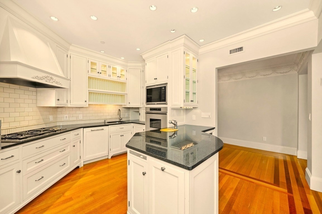 290 Commonwealth Ave, Back Bay