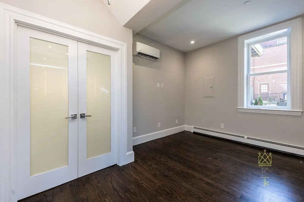 85 Regent St, Roxbury