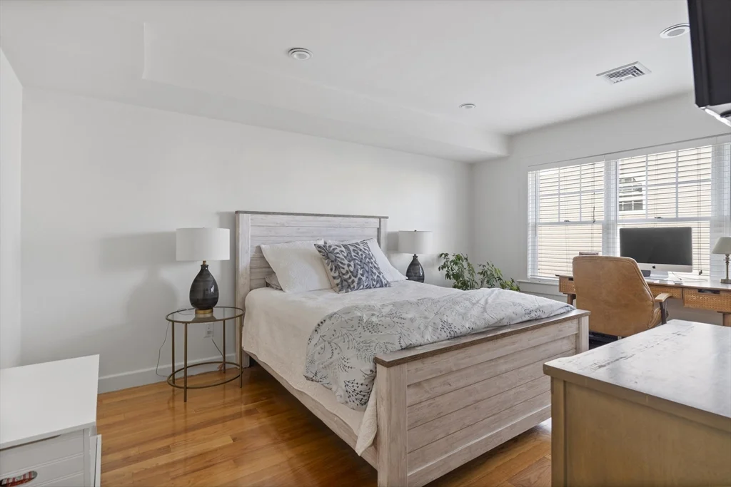 35 Middle St, South Boston