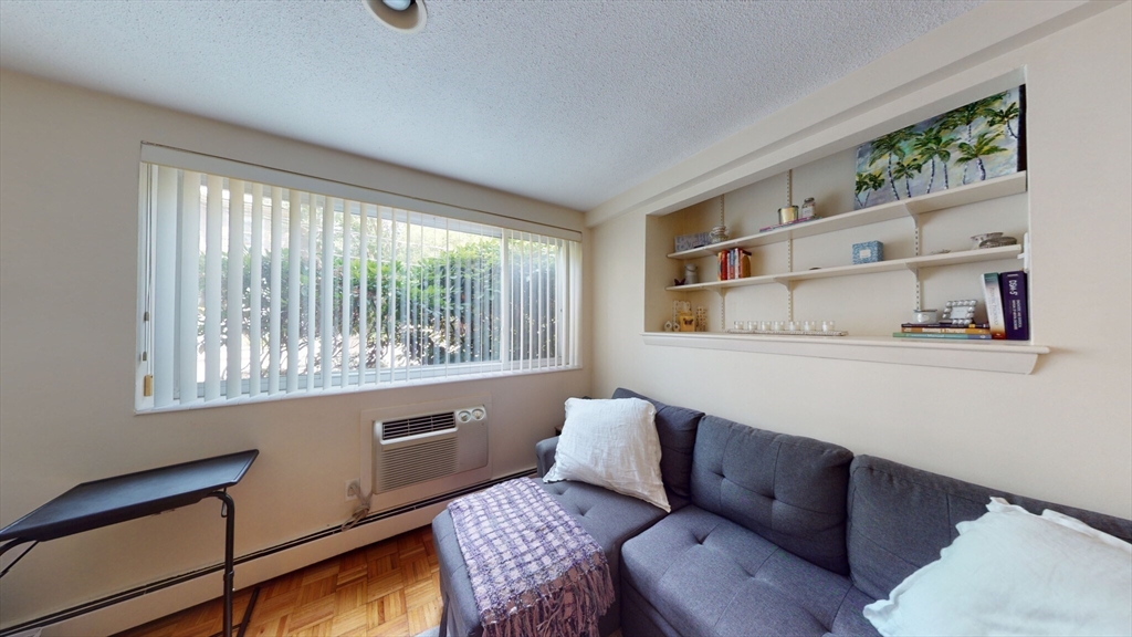 81 Green St, North Brookline