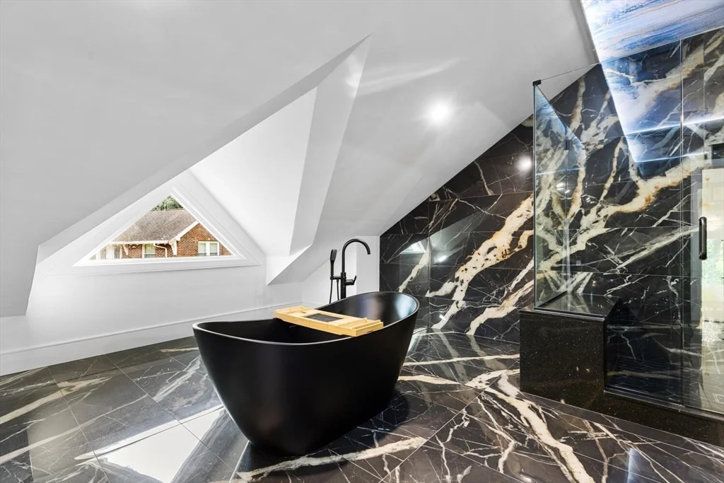 58 Chestnut St, Lynnfield