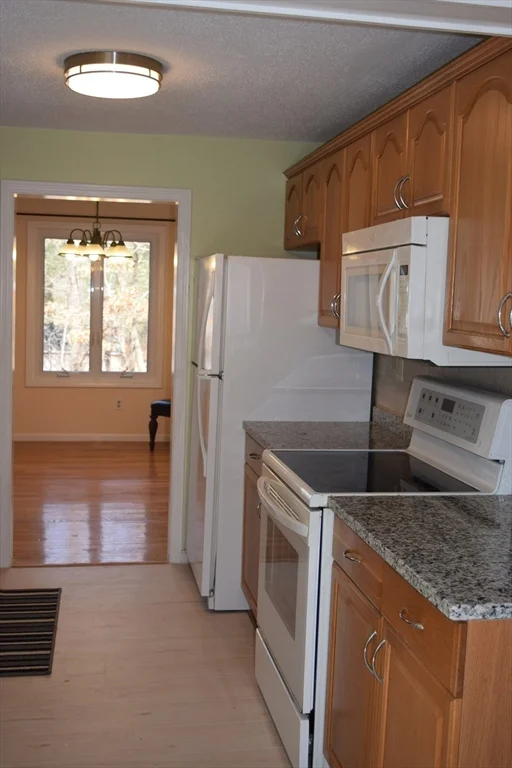 11 Hilltop Ln, Easton