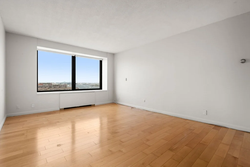 85 East India, Waterfront