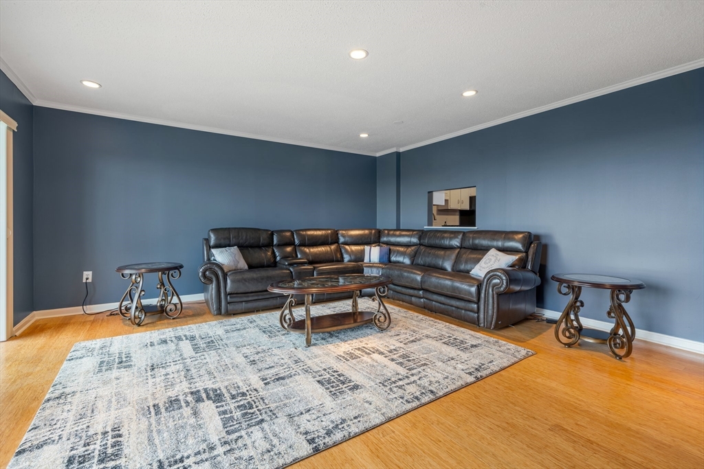 3 Summit Dr, Reading