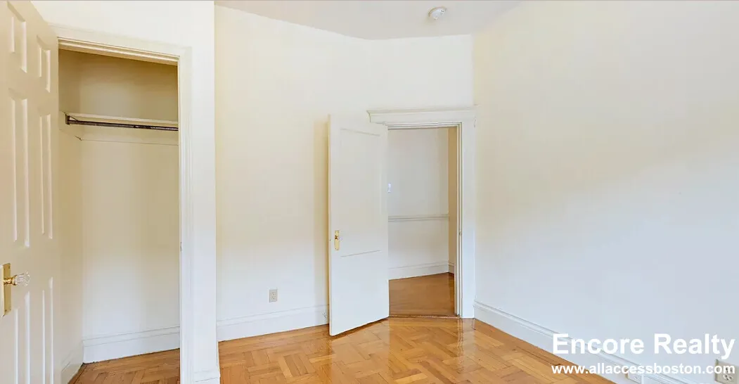 32 Queensberry St, Fenway