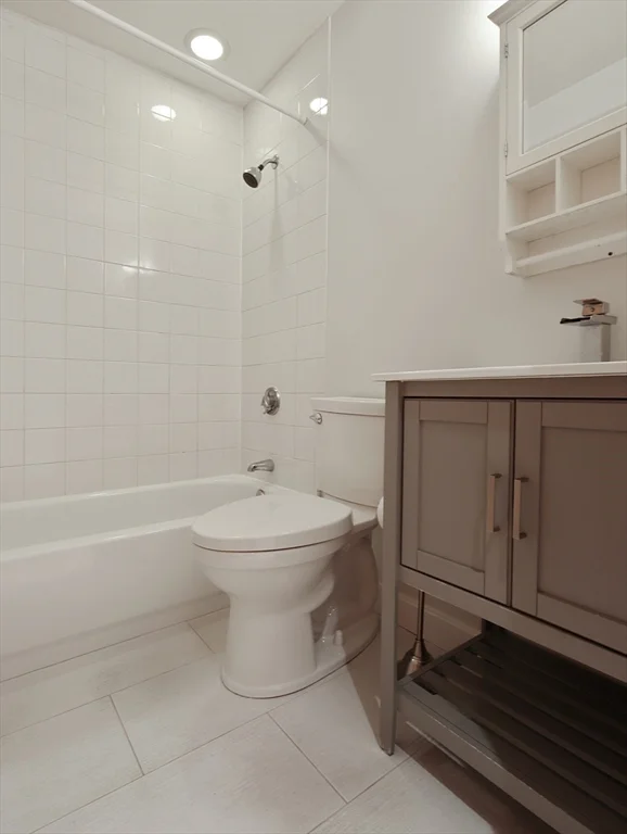 107 South, Leather District