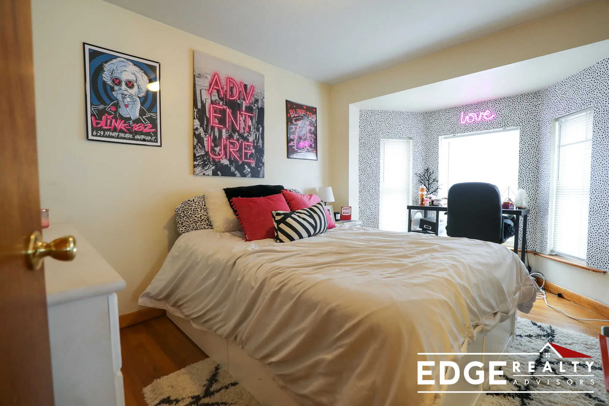 551 Washington St, Oak Square