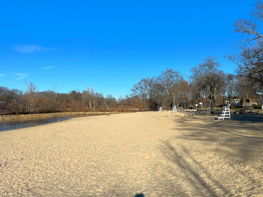 2 Colonial Village Dr, Arlington Heights