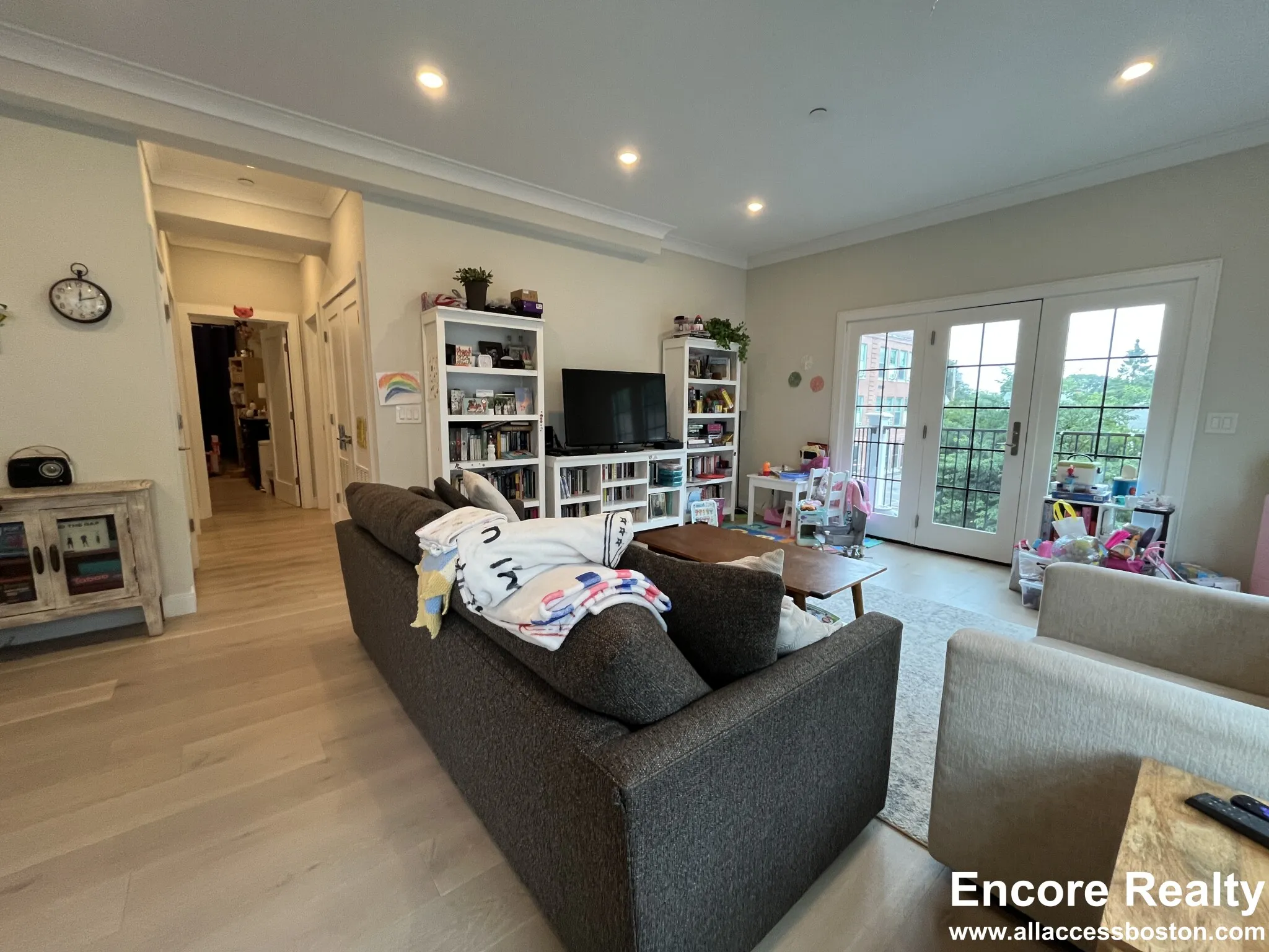 32 Cummins Highway, Roslindale