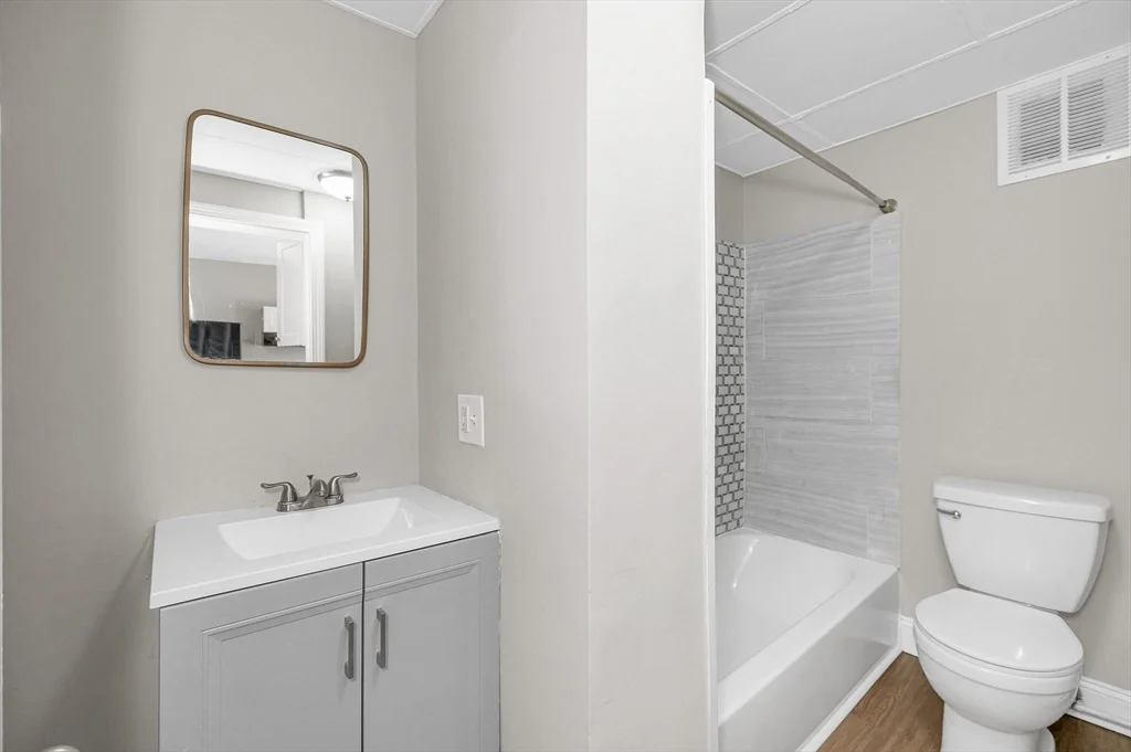 50 1/2 Common St, North Lawrence