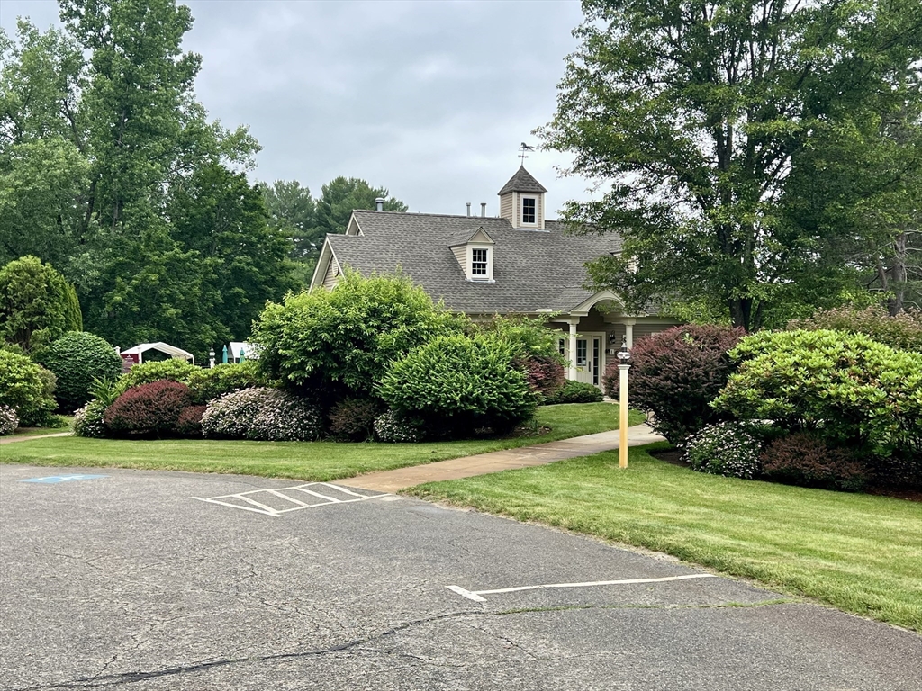 8 Stonegate Ln, Bedford