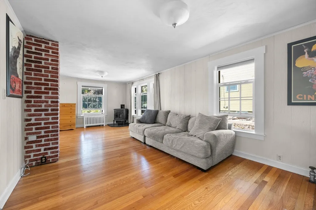 30 Whitney St, Milford