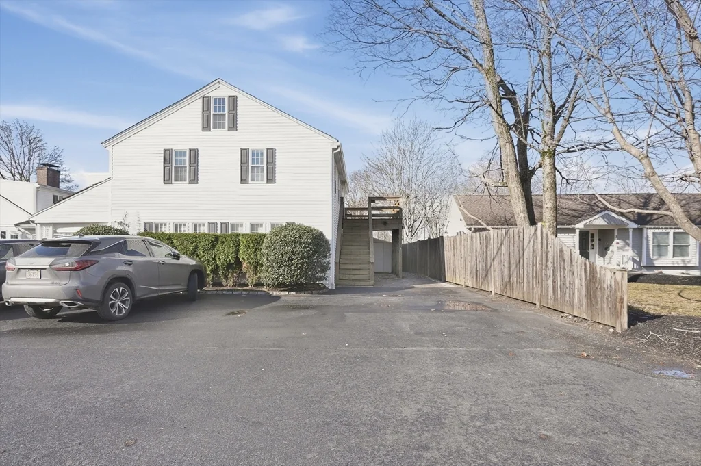 92 Main St, Hopkinton