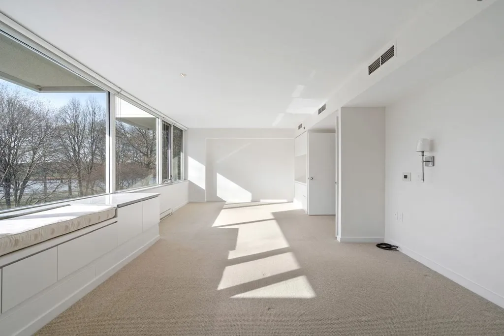 975 Memorial Dr, Harvard Square