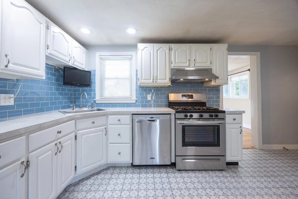 22 Suffolk Rd, Sharon