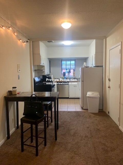 14 Lake Shore Ct, Oak Square