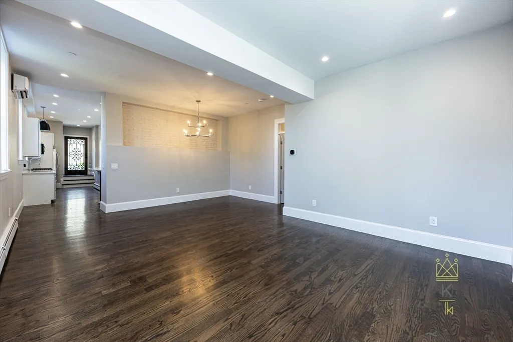 85 Regent St, Roxbury