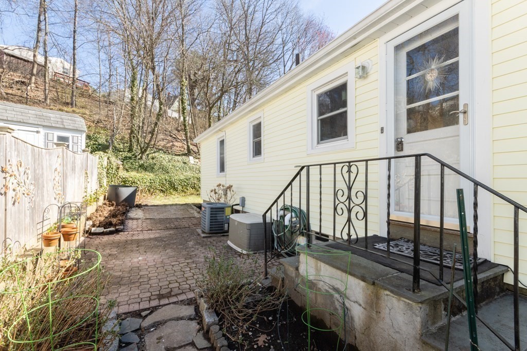 548 Poplar St, Roslindale