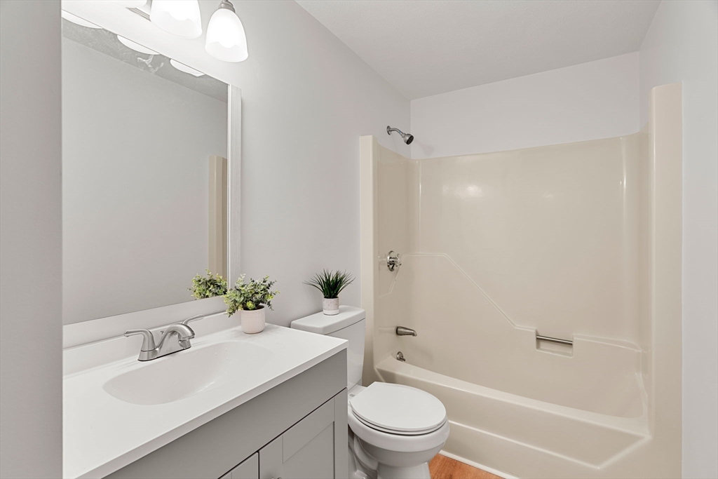 10 Carriage Ct, Merrimac