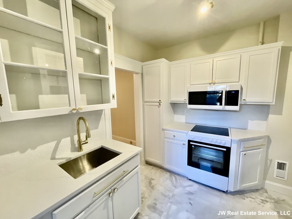 1697 Cambridge St, Mid-Cambridge