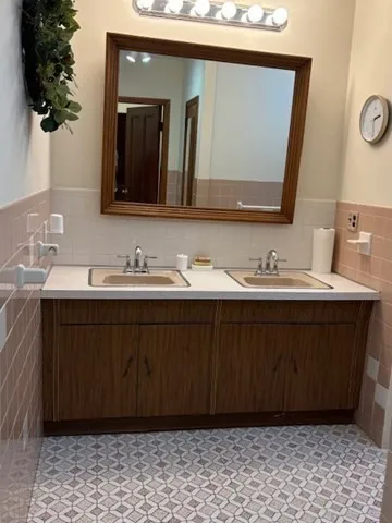 664 Washington St, Oak Square