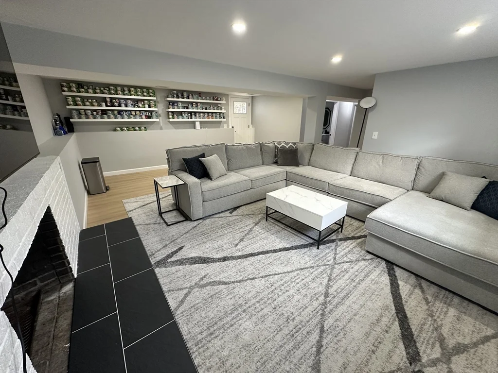 456 Parsonage St, Marshfield