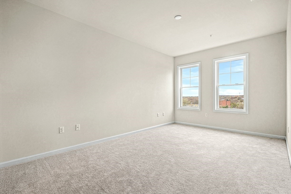 2 Stratton Dr, Woburn