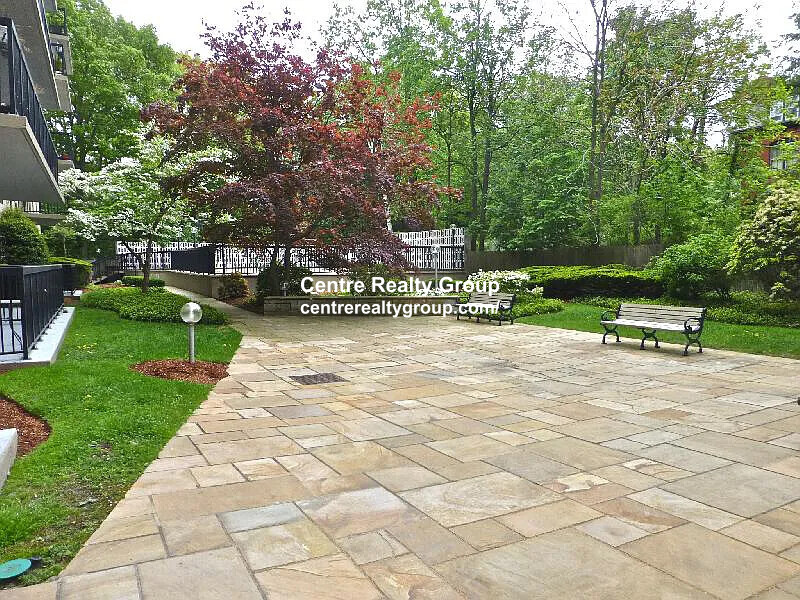 101 Monmouth Ct, Longwood