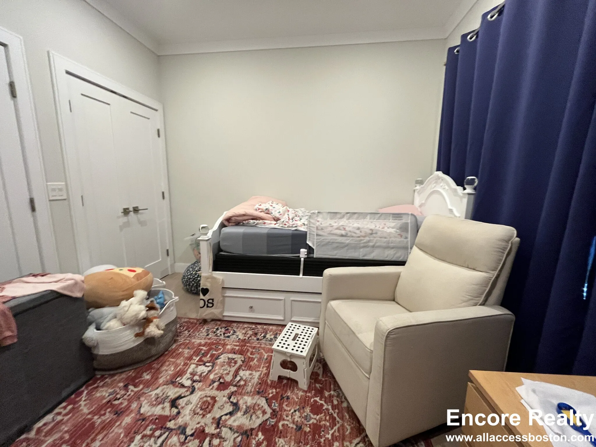 32 Cummins Highway, Roslindale