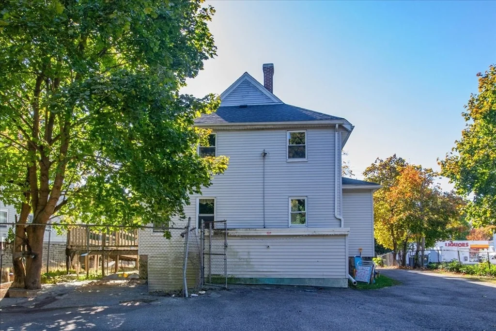 8 Linwood St, Holbrook