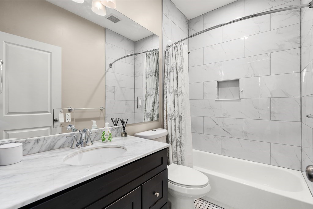 1048 Saratoga St, Boston