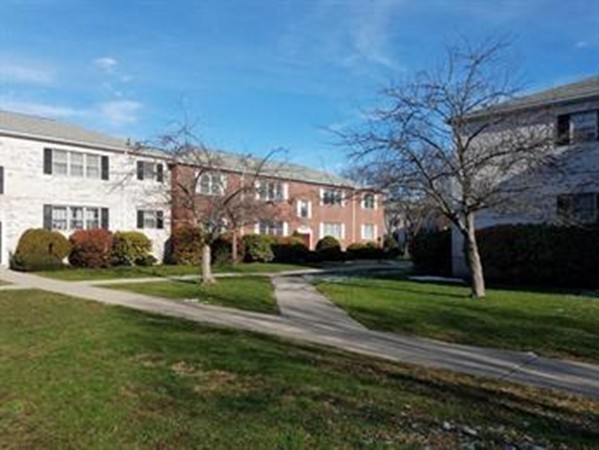 182 Lake Shore Rd, Oak Square