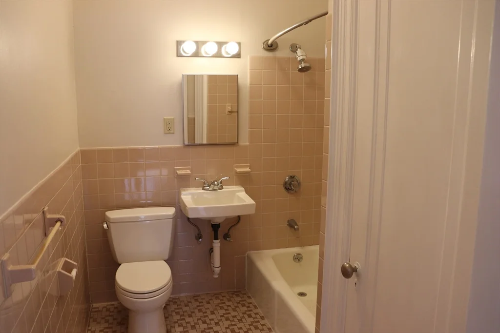 232 Newbury St, Back Bay