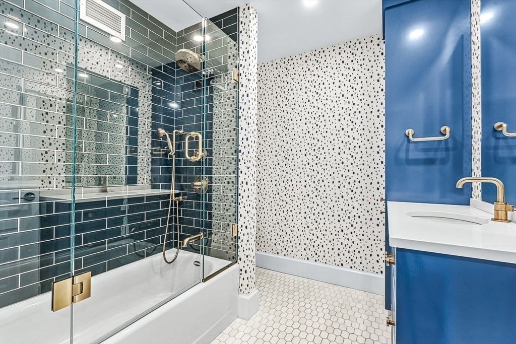 85 E India Row, Waterfront