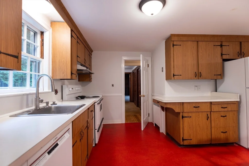 195 Dover Rd, Westwood