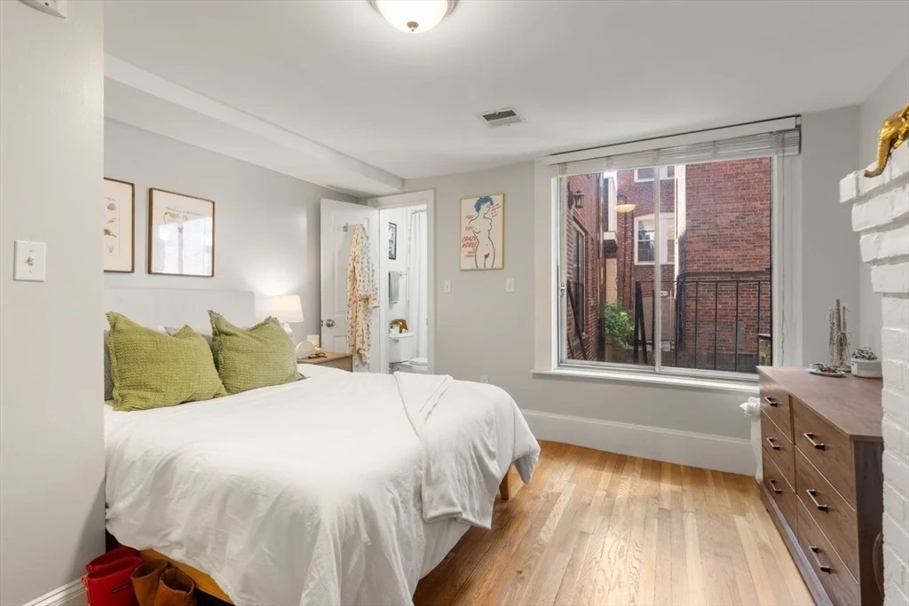 62 West Cedar St, Beacon Hill