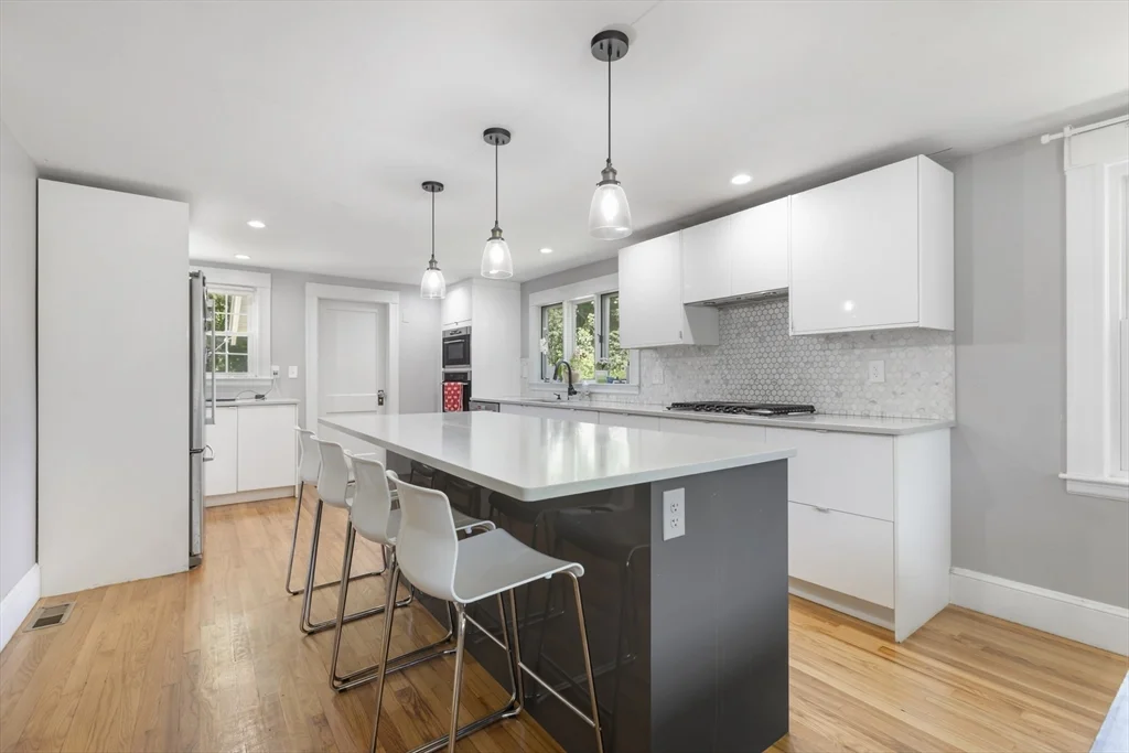 665 S Main St, Sharon