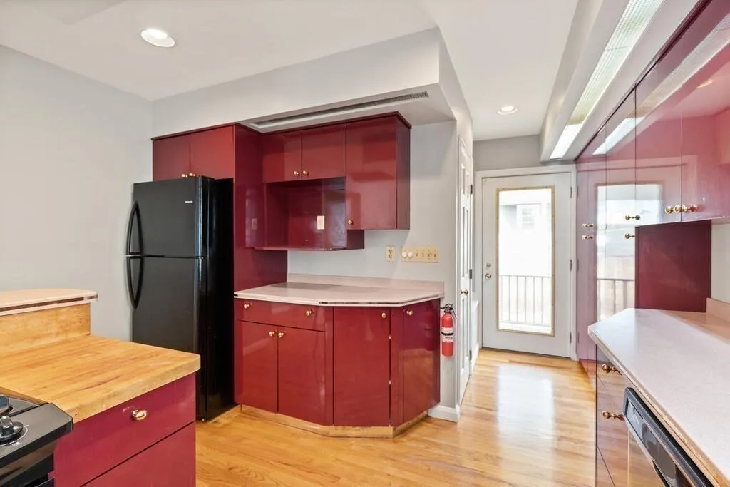 43 Sunset Rd, West Somerville