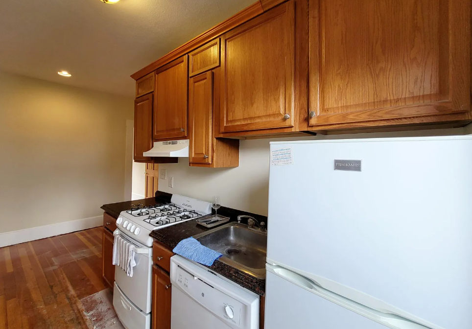 132 1/2 Oxford St, Baldwin