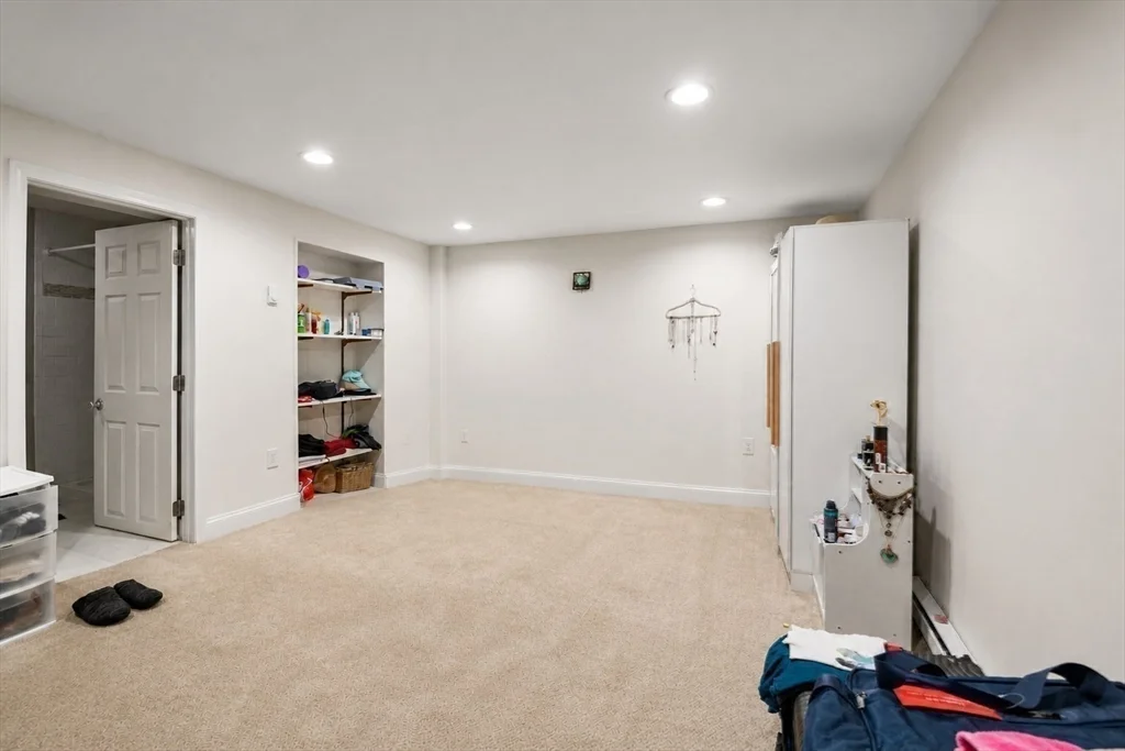 9 Town House Dr, Newtonville