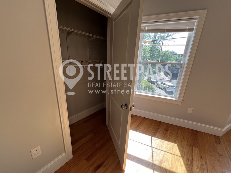 8 Islington St, Allston