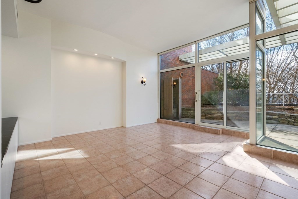 975 Memorial Dr, Harvard Square