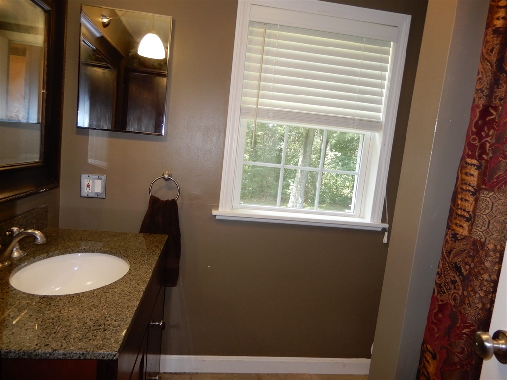 9 Fleetwood Dr, Norfolk