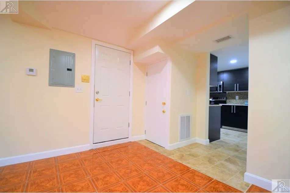 73 Thatcher St, North Brookline