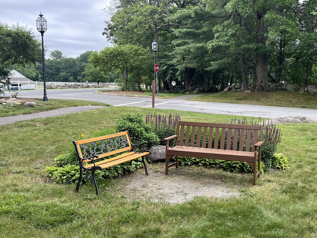 8 Stonegate Ln, Bedford