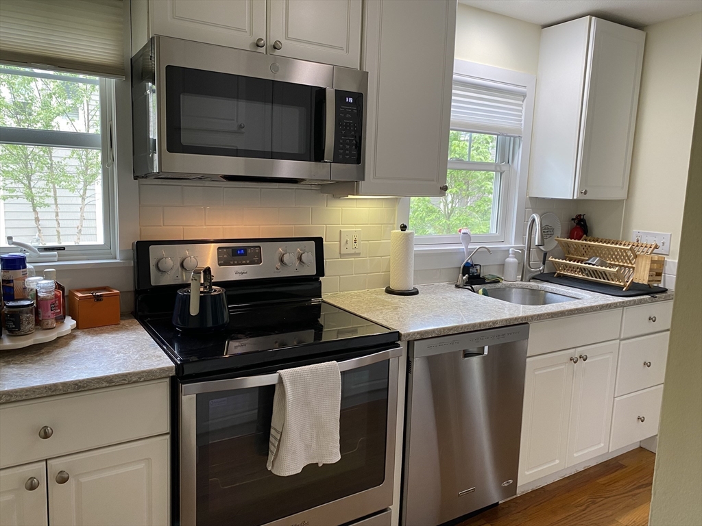 11 Oak St, Wellesley