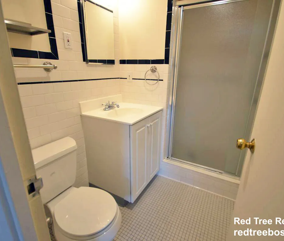 101 Monmouth St, Longwood