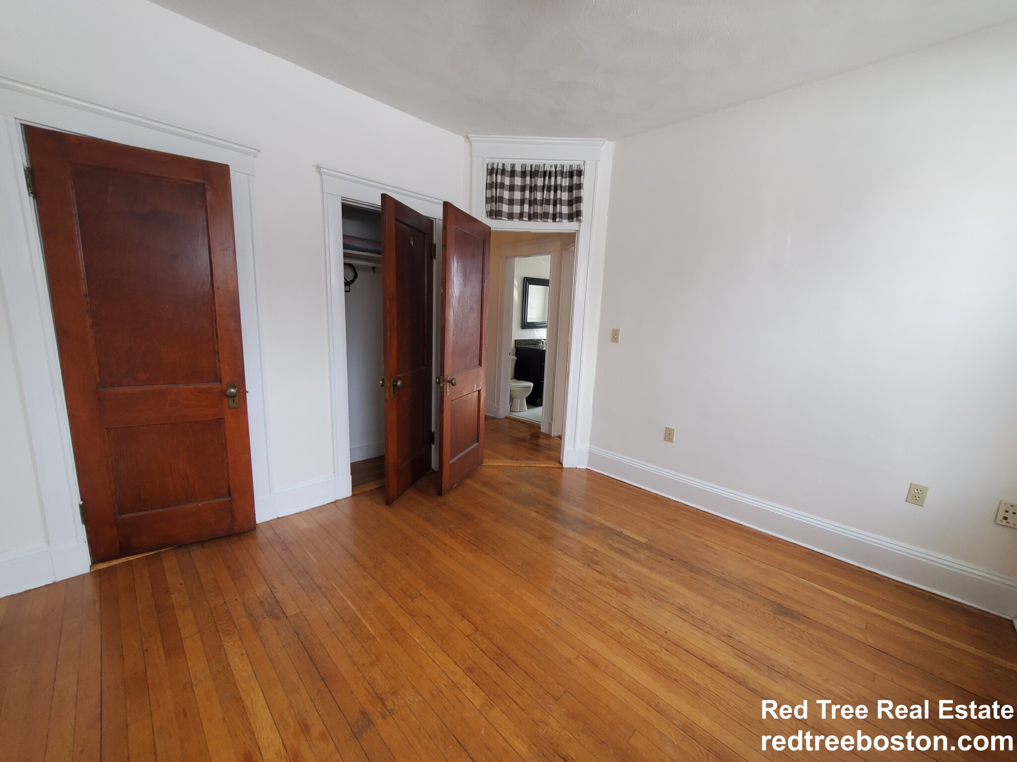 1677 Beacon St, Washington Square