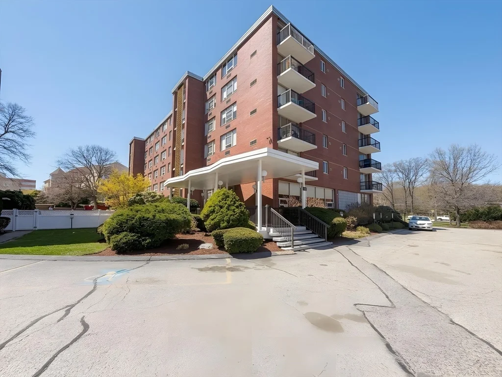20 Hammond Pond Pkwy, Chestnut Hill
