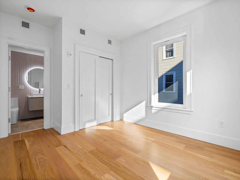 12 Deer St, Dorchester